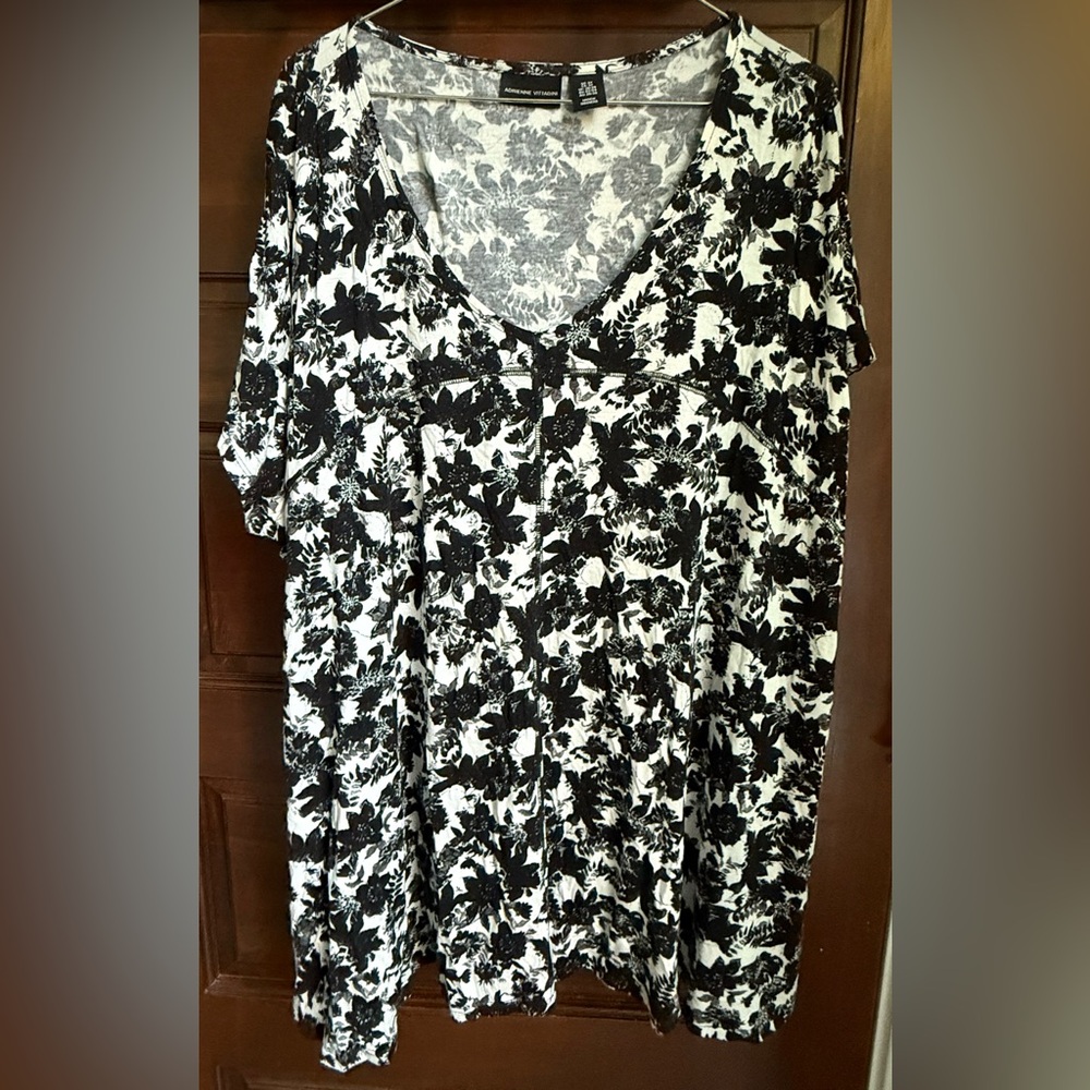 Adrienne Vittadini Plus Black and White Short Sleeved Floral Tunic
